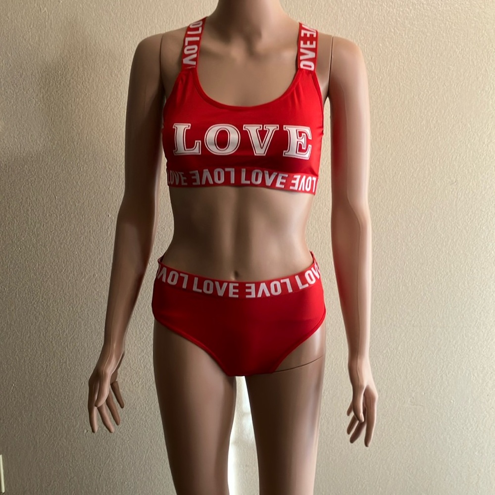 A Love 2pc crop set
Size M